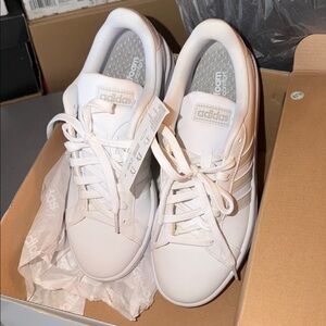 ❗️BN❗️adidas Women's White Sneakers